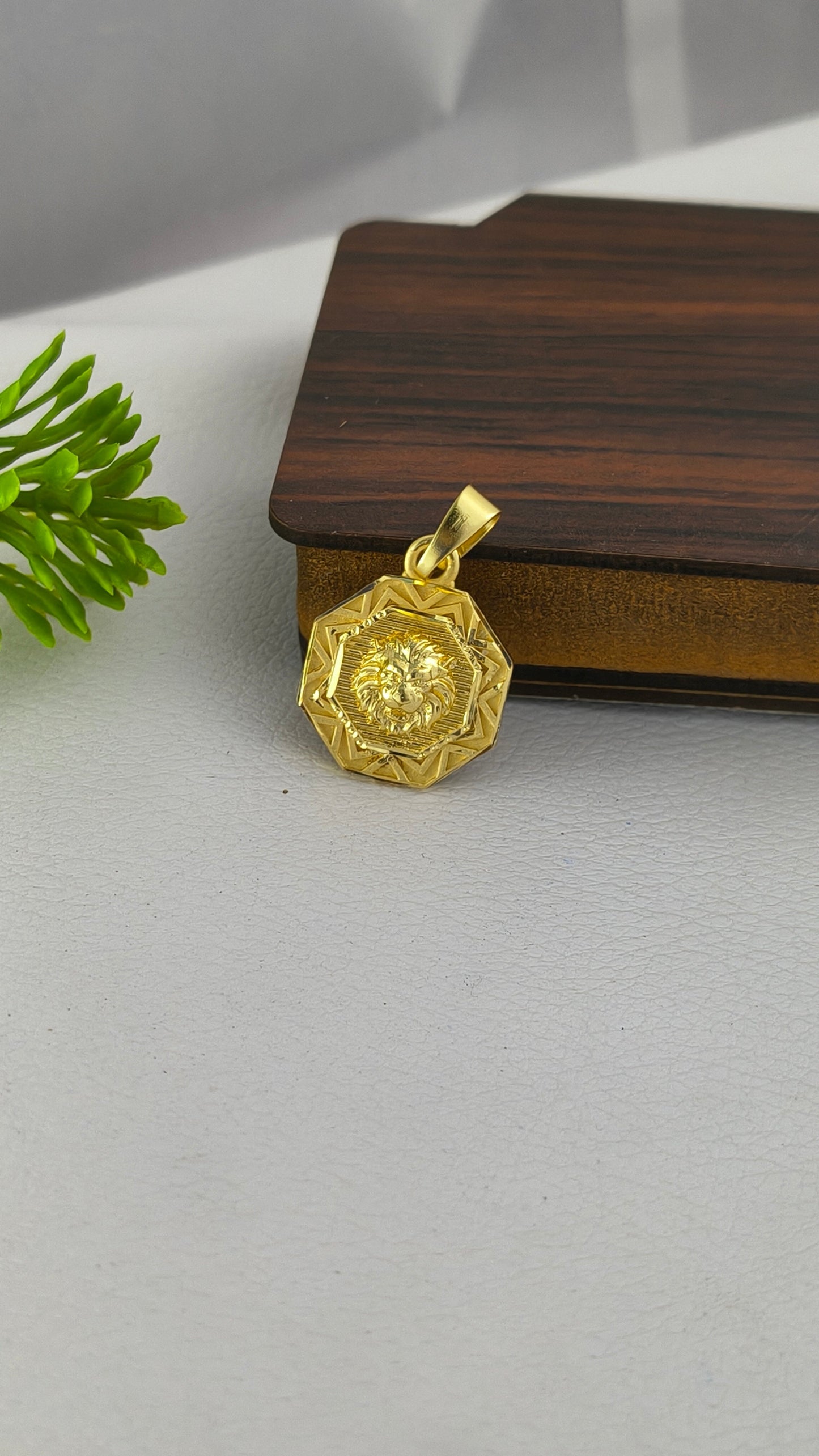 The King Lion Pendant, Premium quality Round lion head from arbuda imitation.