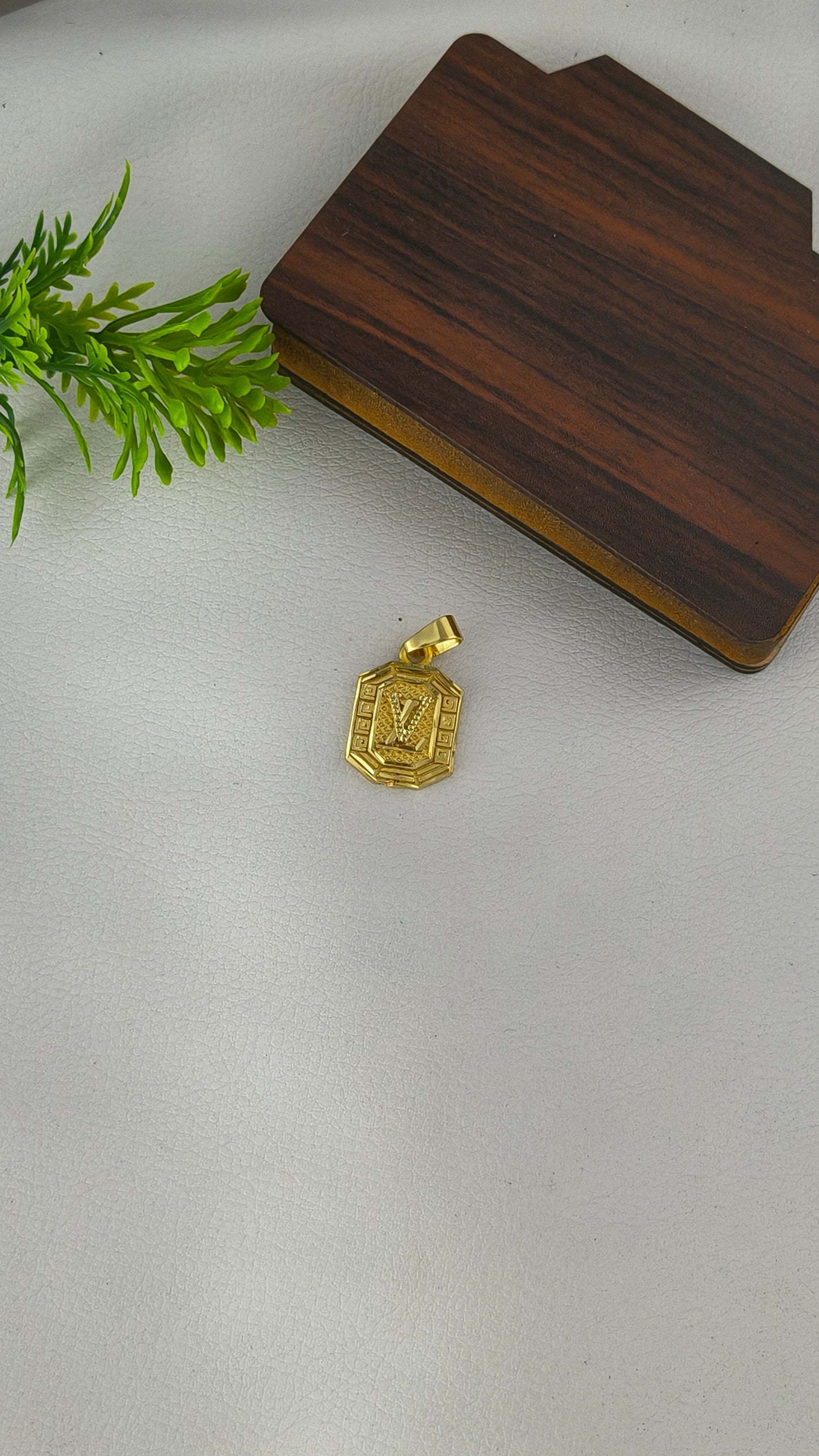 LV Luxury Pendant, Rich in micro gold plated from arbuda imitation.