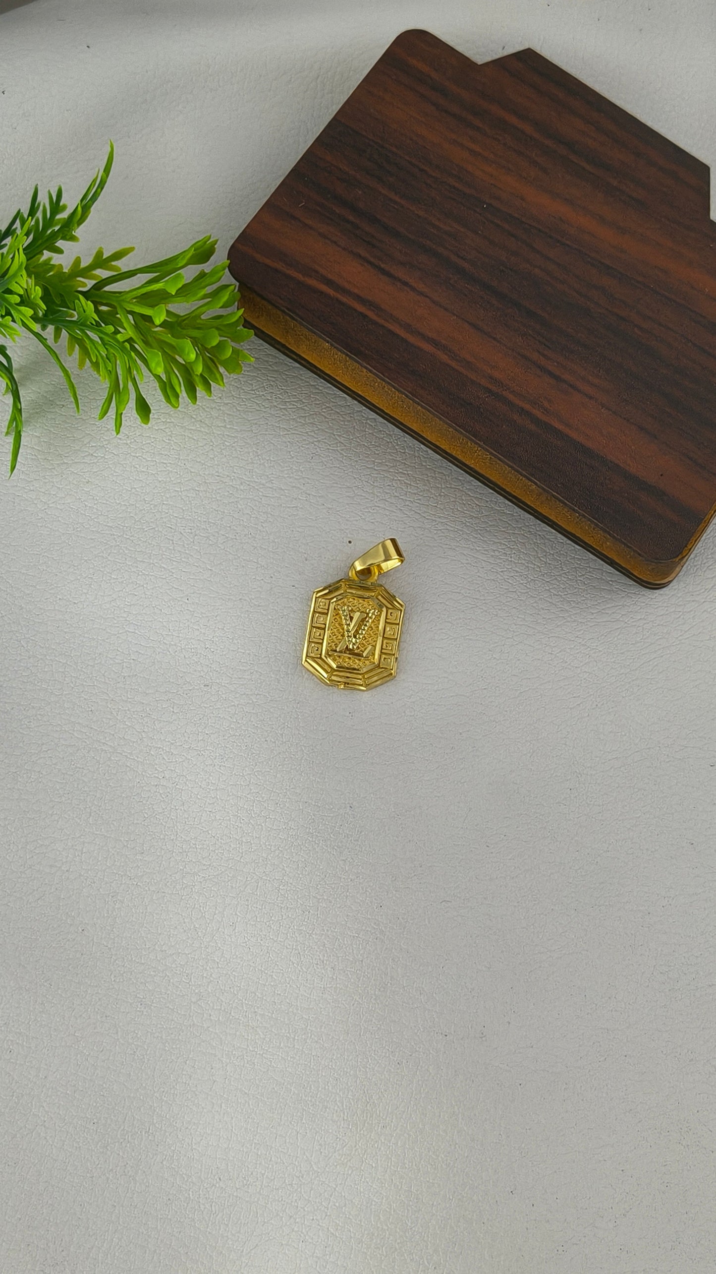 LV Luxury Pendant, Rich in gold plated from arbuda imitation.