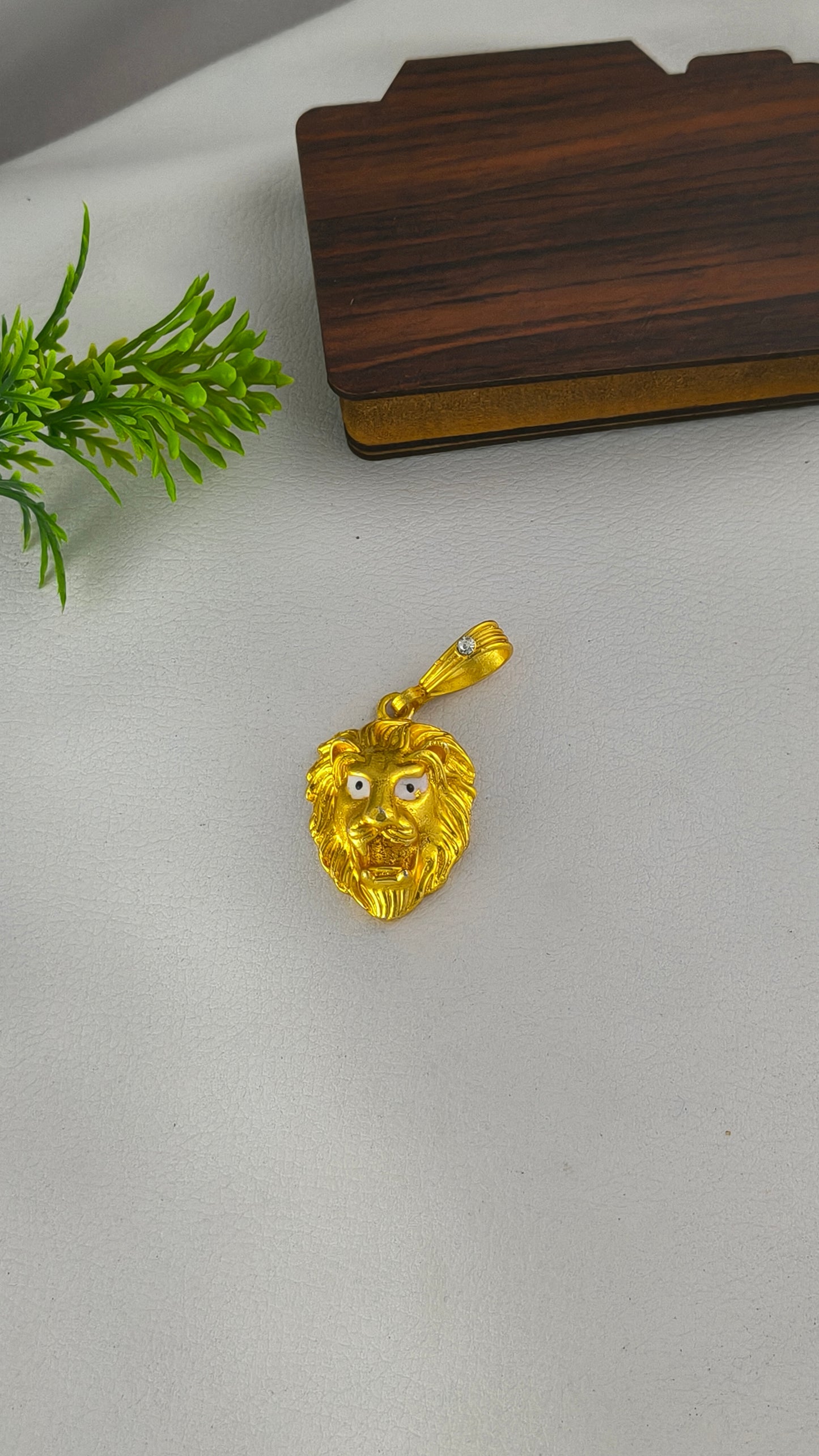 Premium Royal Lion Pendant, Highly micro gold plated pendant from arbuda imitation.