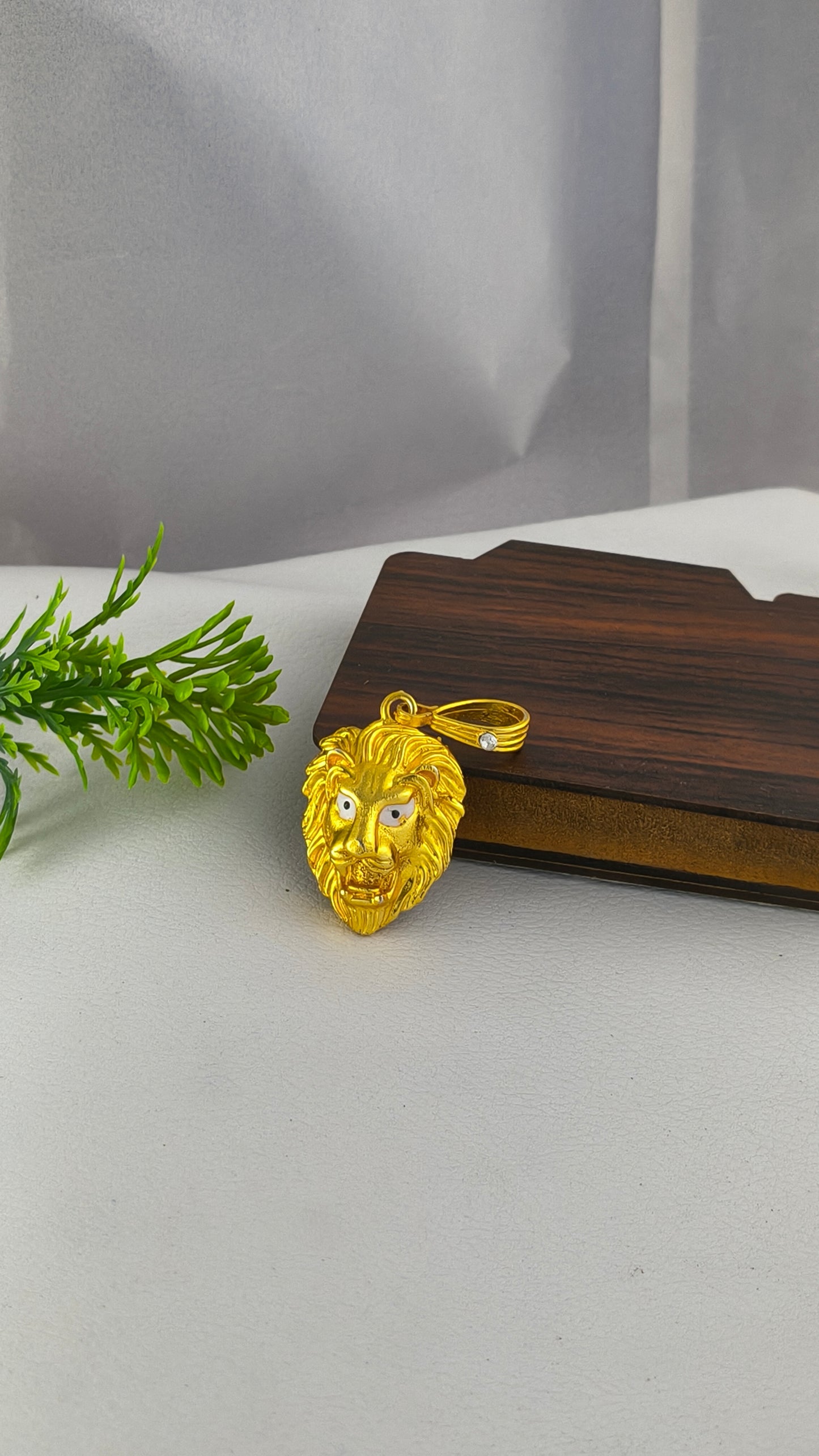 Premium Royal Lion Pendant, Highly micro gold plated pendant from arbuda imitation.