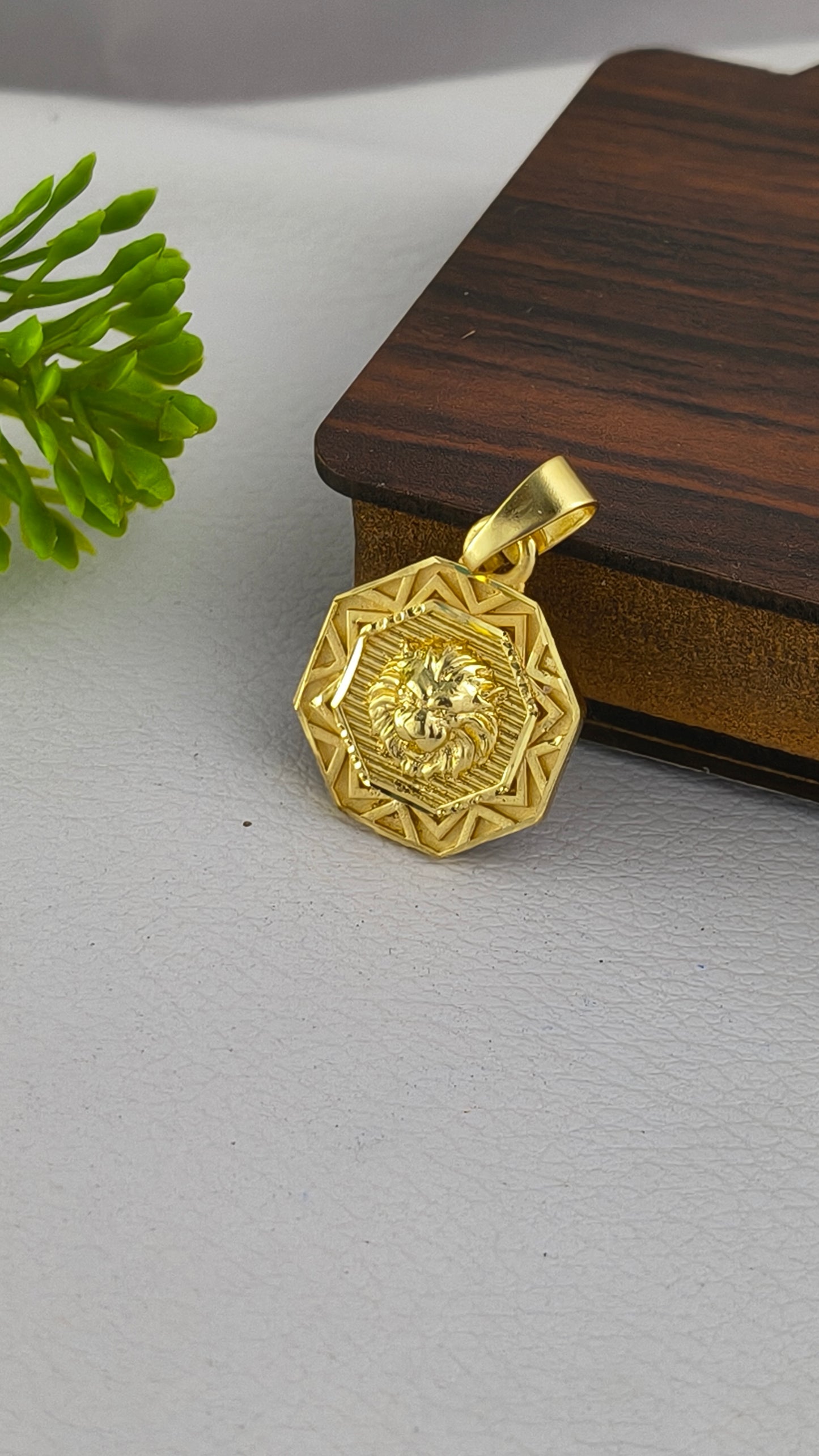 The King Lion Pendant, Premium quality Round lion head from arbuda imitation