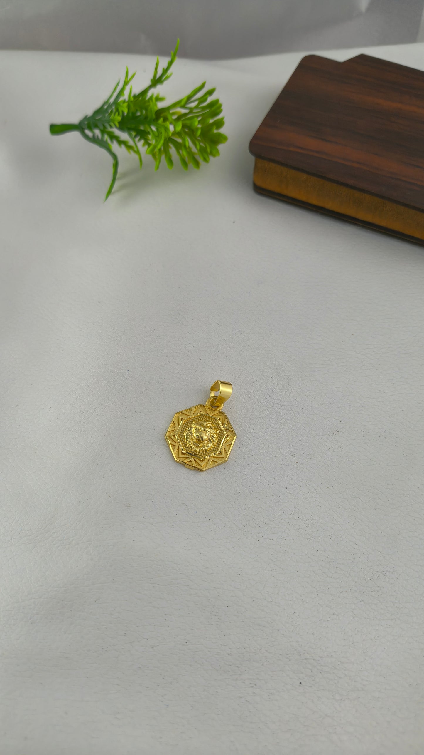 The King Lion Pendant, Premium quality Round lion head from arbuda imitation